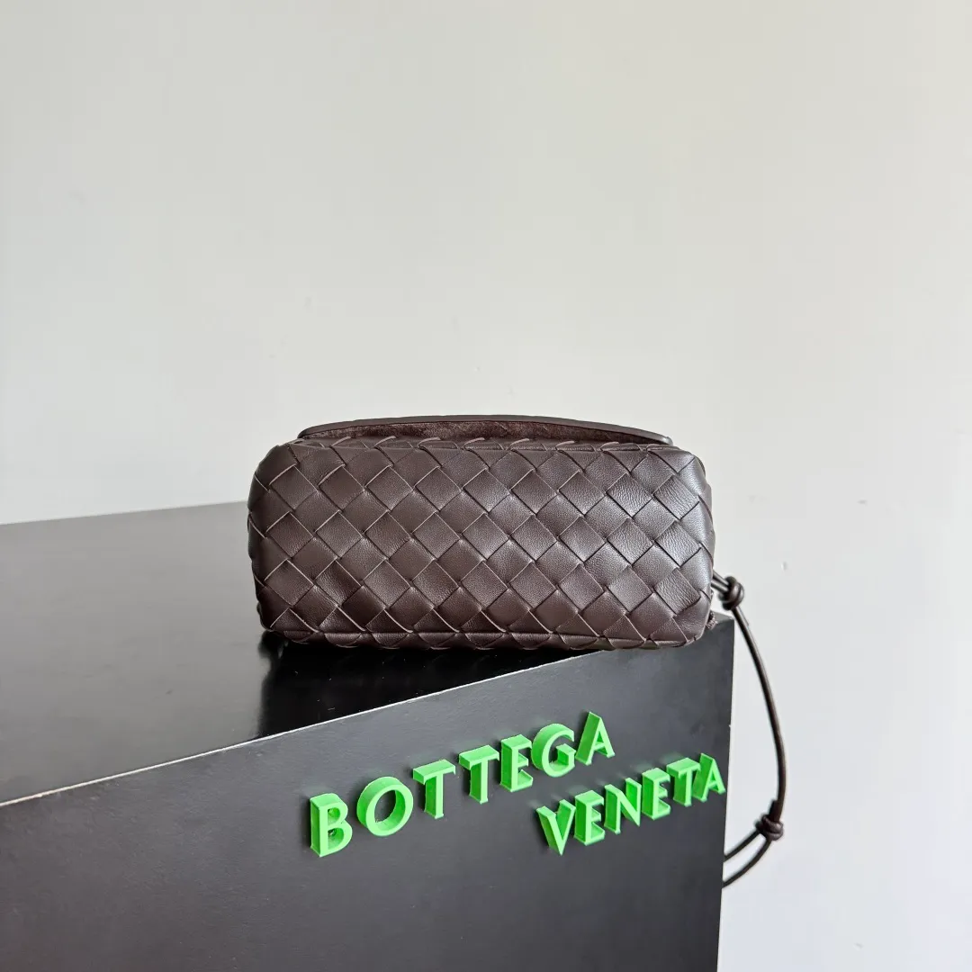 Batch 1680 Bottega Veneta’s new early spring products are here◍˃ᵕ˂◍ This super cute little bag captures my heart every time. This kind of simple little bag that can be carried on the back at any time is so convenient. The surprise of this Notturno clutch lies in the three independent spaces inside. Babies with a lot of belongings must be able to empathize with the tiredness of searching for items for a long time every time. This divided area design simply captures my heart. Style number: 843893 Size: 21*11*9cm Color: black brown